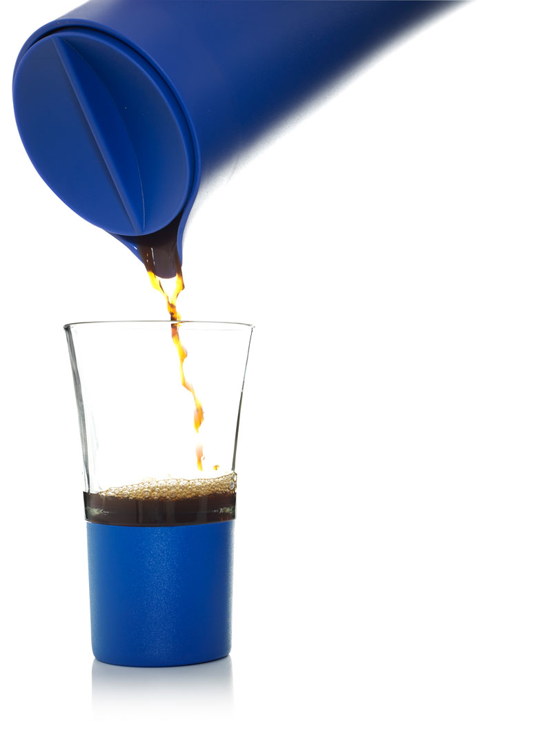 Erik Baggers Hold n cold glas i blå med kaffe